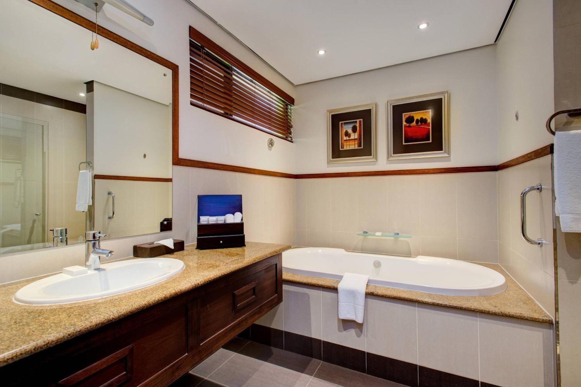 Irene Country Lodge, Autograph Collection Centurion Exterior photo A bathroom in a hotel