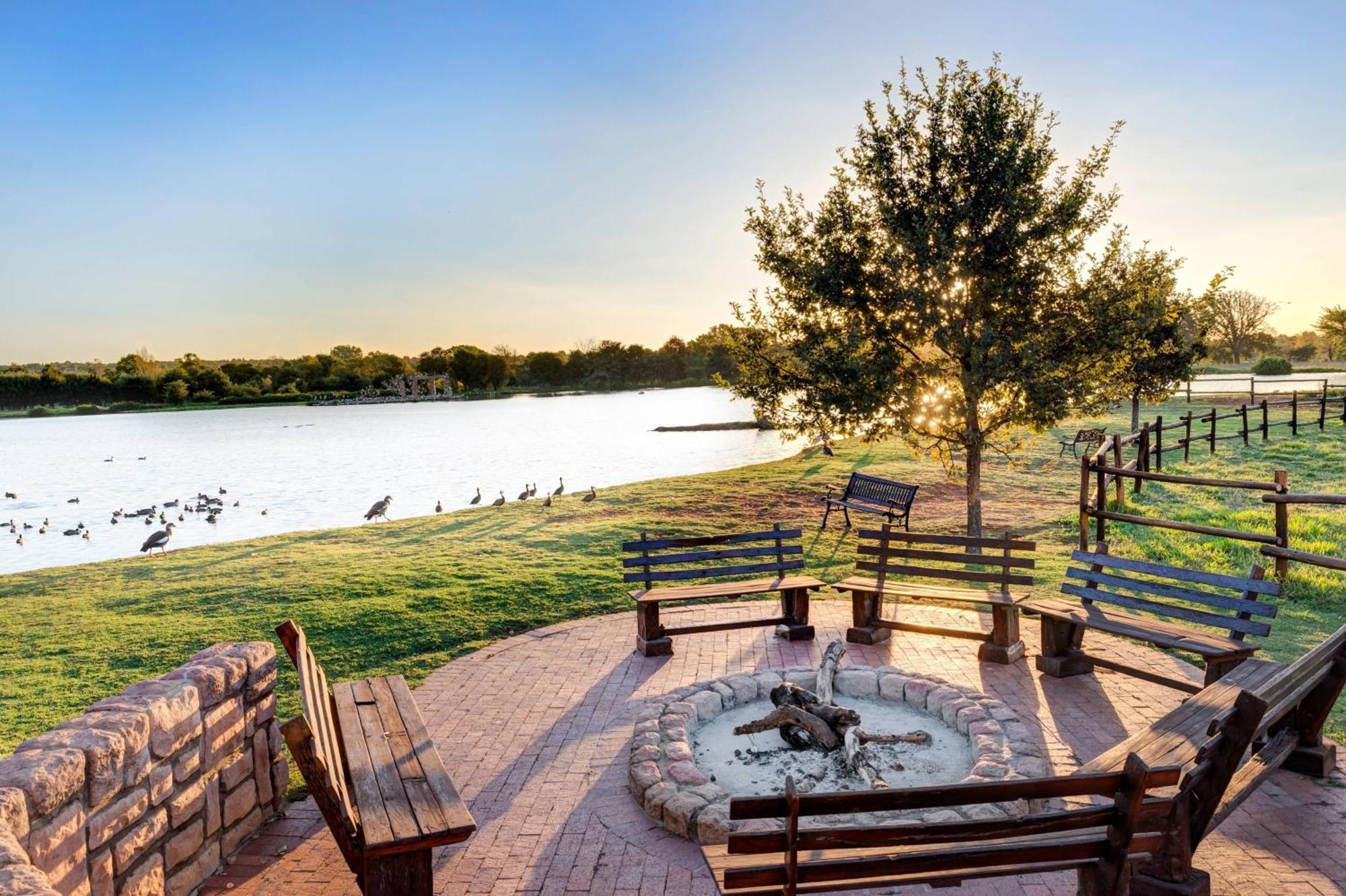 Irene Country Lodge, Autograph Collection Centurion Exterior photo The lake at the park